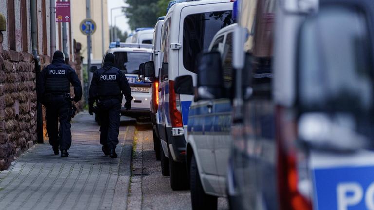 Polizisten bei einer Razzia in Mannheim gegen Schleuserkriminalität